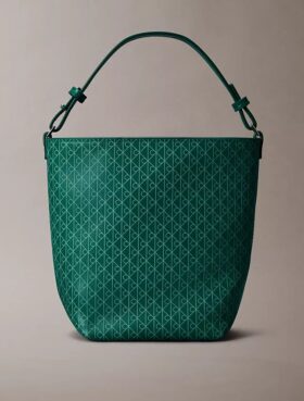Pieni bucket-laukku, jossa on pussi ja koko pinnan kattava logopainatus