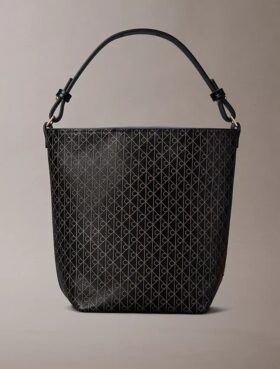 Pieni bucket-laukku, jossa on pussi ja koko pinnan kattava logopainatus