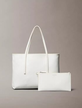 Pieni kangaskassi, jossa on logopainatus koko pinnalla ja vetoketjutasku