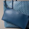 Pieni kangaskassi, jossa on logopainatus koko pinnalla ja vetoketjutasku Pieni kangaskassi, jossa on logopainatus koko pinnalla ja vetoketjutasku