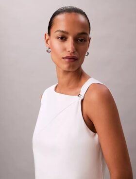 Puuvillainen epäsymmetrinen drape-hihattoman yläosan muotoilun avulla saatu toppi Puuvillainen epäsymmetrinen drape-hihattoman yläosan muotoilun avulla saatu toppi