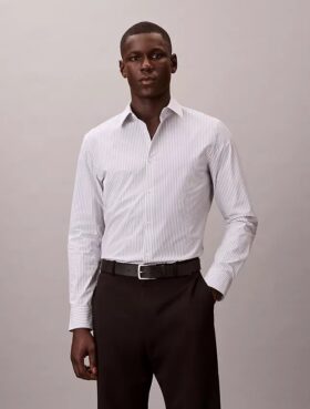 Raidallinen tekninen joustava slim-fit-paita napit edessä
