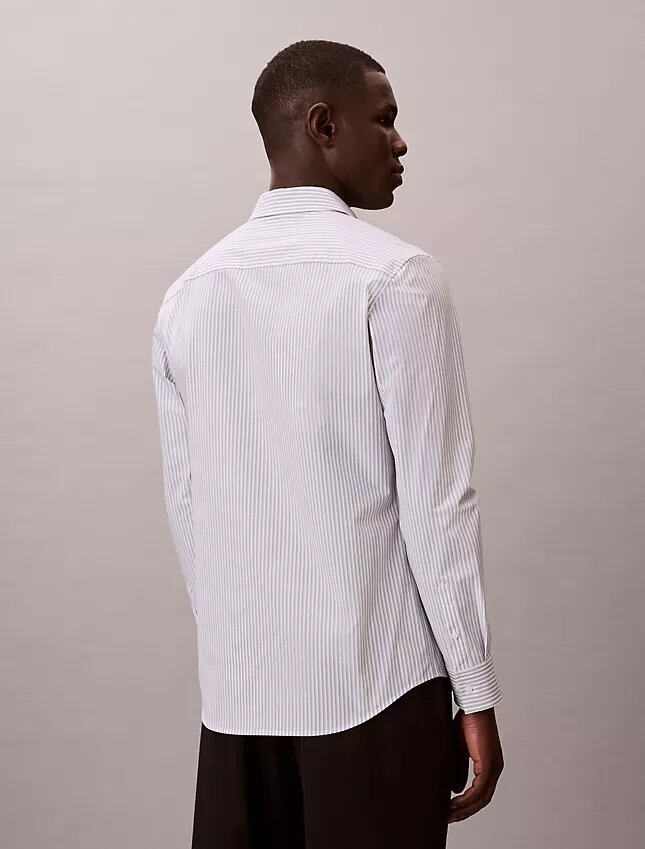 Raidallinen tekninen joustava slim-fit-paita napit edessä Raidallinen tekninen joustava slim-fit-paita napit edessä