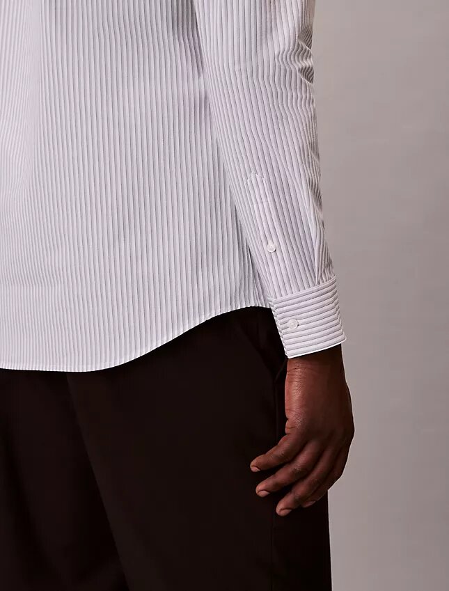 Raidallinen tekninen joustava slim-fit-paita napit edessä Raidallinen tekninen joustava slim-fit-paita napit edessä