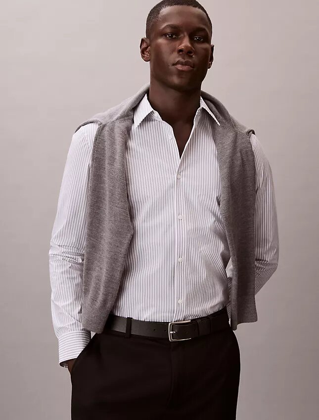 Raidallinen tekninen joustava slim-fit-paita napit edessä Raidallinen tekninen joustava slim-fit-paita napit edessä