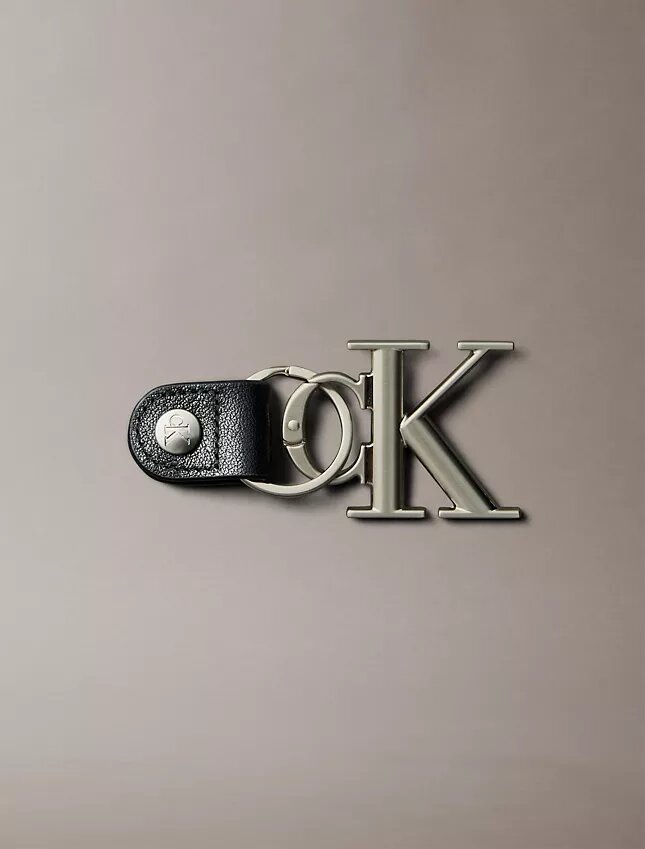 Rohkea Monogram-avaimenperä Rohkea Monogram-avaimenperä