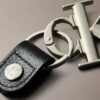 Rohkea Monogram-avaimenperä Rohkea Monogram-avaimenperä