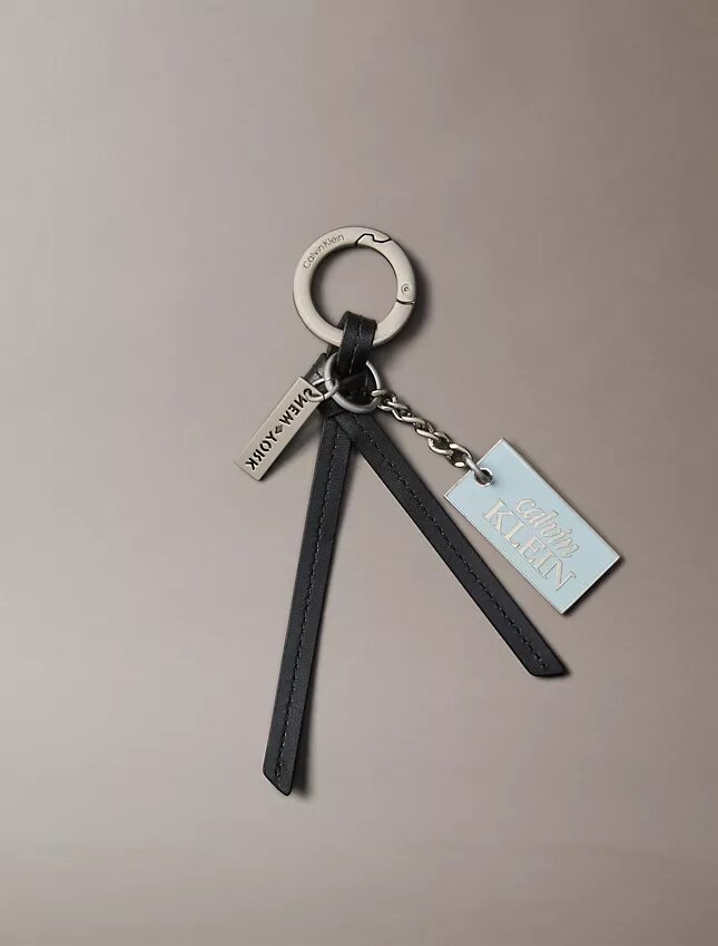 Script-logolla varustettu avaimenperä Script-logolla varustettu avaimenperä