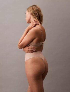 Second Skin -tasoittava Thong