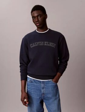 Varsity-logolla varustettu fleece-huppari