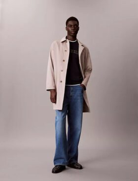 Varsity-logolla varustettu fleece-huppari