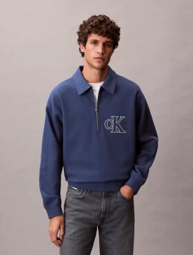 Varsity-monogram-logolla varustettu neljännesvetoketjullinen collegepaita