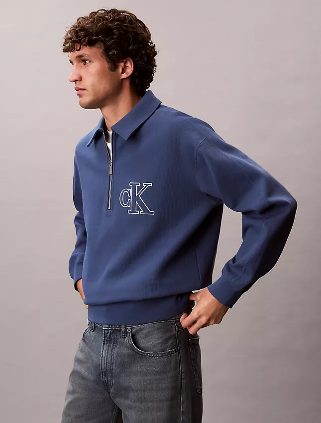 Varsity-monogram-logolla varustettu neljännesvetoketjullinen collegepaita Varsity-monogram-logolla varustettu neljännesvetoketjullinen collegepaita