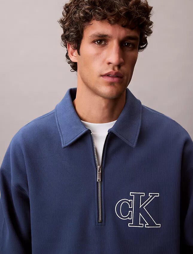 Varsity-monogram-logolla varustettu neljännesvetoketjullinen collegepaita Varsity-monogram-logolla varustettu neljännesvetoketjullinen collegepaita