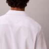 Yksivärinen klassinen seersucker-paita napituskauluksella Yksivärinen klassinen seersucker-paita napituskauluksella